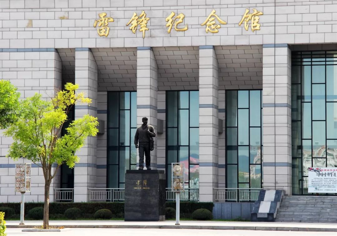 陈列厅,雷锋剧场,通过人物生平,日记,文物,照片等反映雷锋在弓长岭