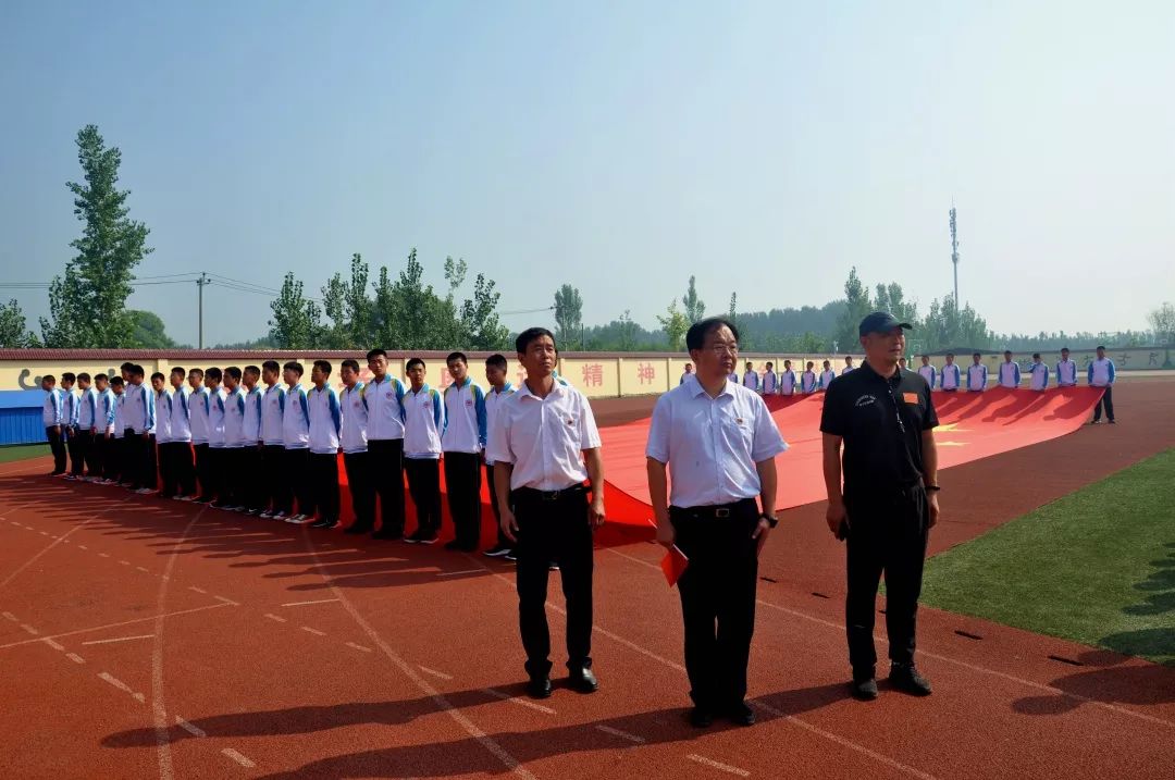 19米巨幅国旗从石门到雄安安新中学5000余名师生隆重传递献礼新中国七