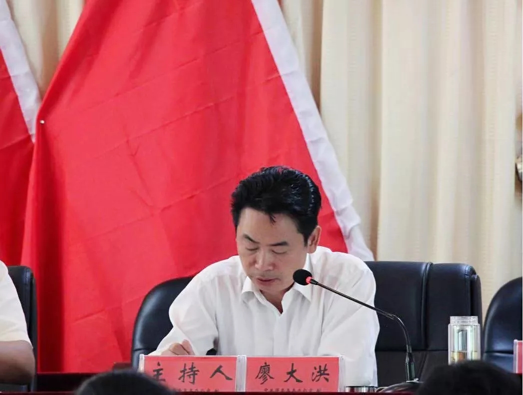 州教育大会精神;县人民政府副县长拉西宣读了《中共得荣县委 得荣县