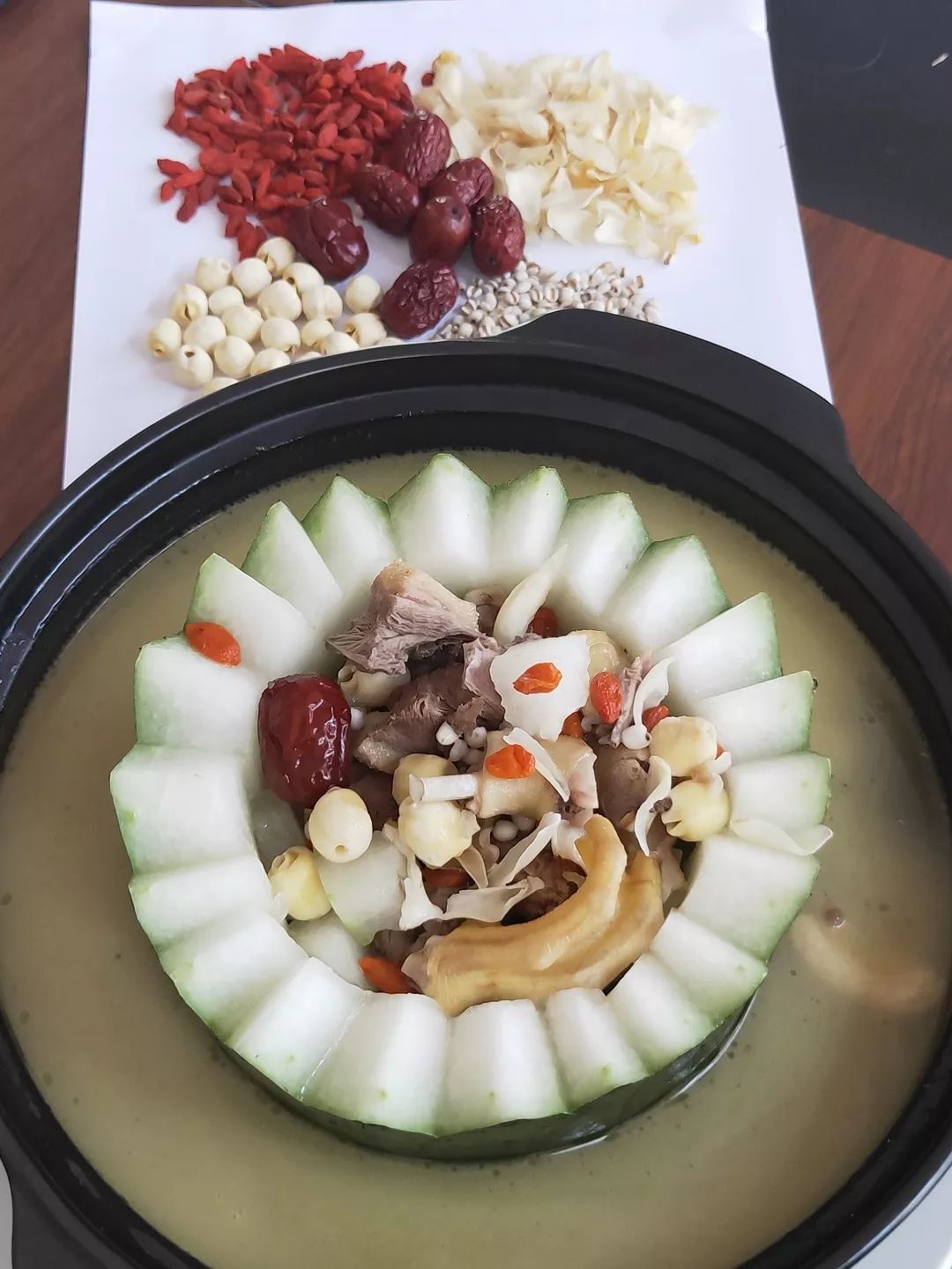 薏仁冬瓜海鸭盅薏米,营养丰富是夏季消暑佳品,被誉为"生命健康之友".