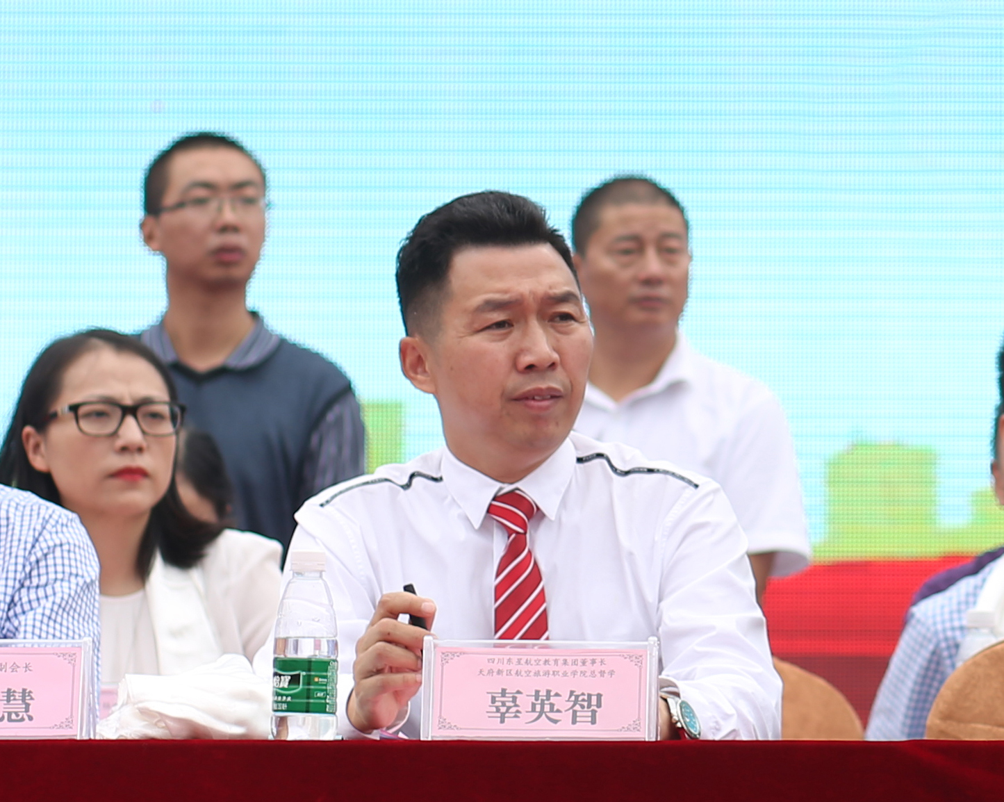 四川一高校军训汇演堪比拍大片万名空姐空少表演爱在蓝天