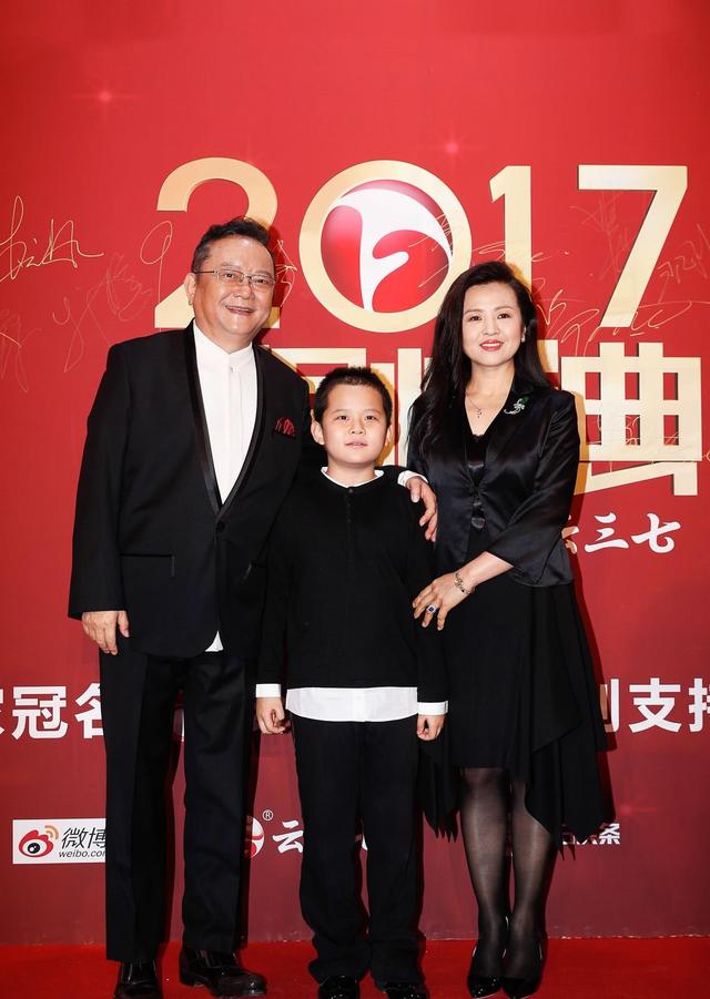 俩人结婚后一直低调生活,最近一家三口近照曝光,小20岁娇妻看起来还是