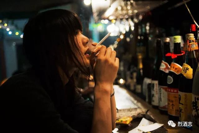 女人酒吧喝酒抽烟图片图片