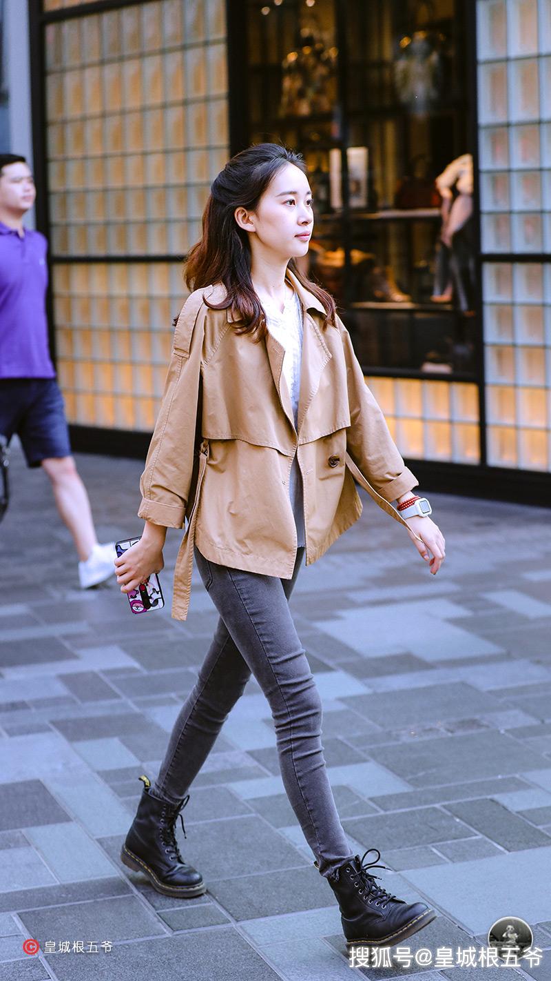 街拍人们都说时尚是个轮回不知道你是否有这样的感受