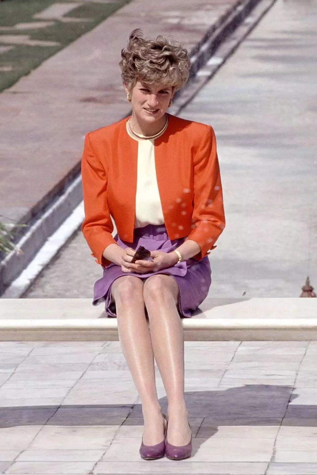 为你深扒一次王室带货鼻祖戴安娜王妃的罕见穿搭,照着穿没错!_戴妃