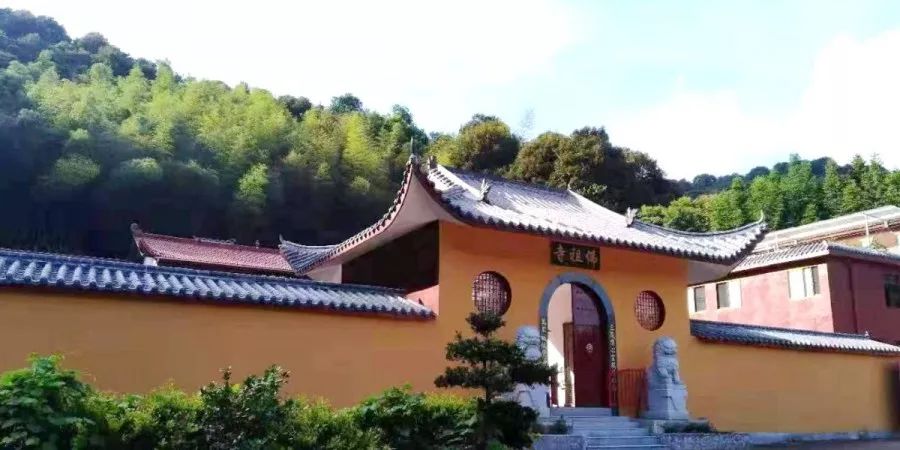 黎士弘年幼时在佛祖峰山寺读书,曾作诗《佛祖峰山寺坐月》2009年,在黎