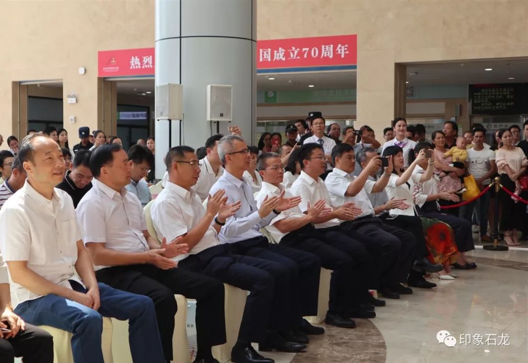 鎮委書記梁壽如,鎮委副書記,鎮長李亞鵬,市衛生健康局副局長張亞林,市