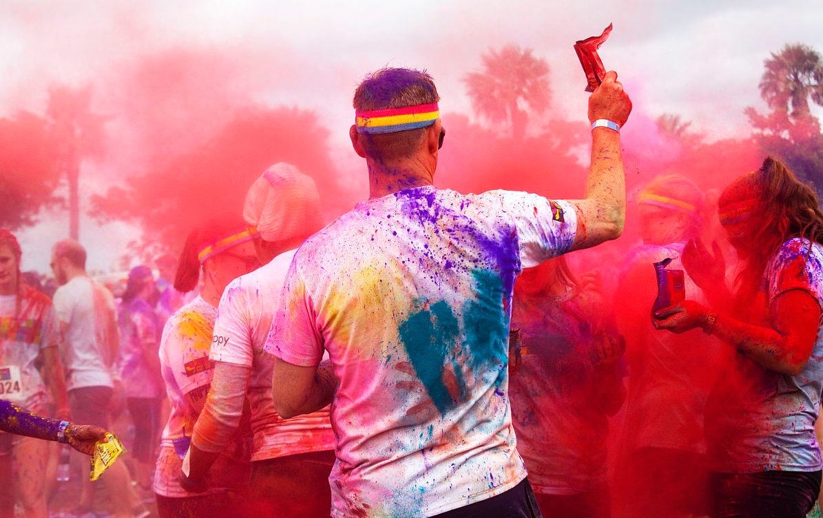 西宁市文化公园举办五彩缤纷的彩色跑