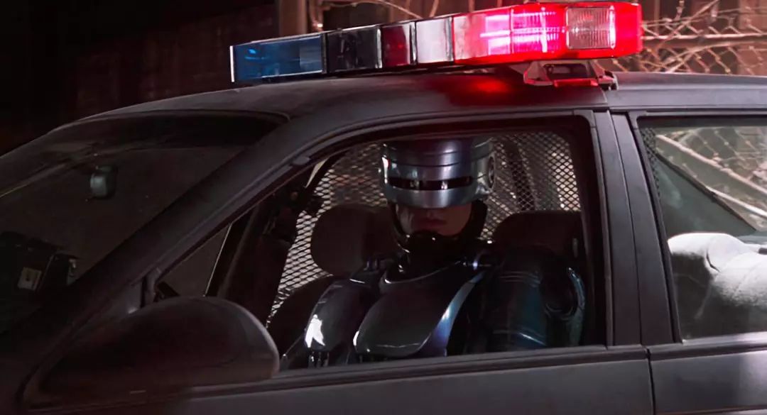 《机械战警》中那辆铁骨铮铮的警车吧