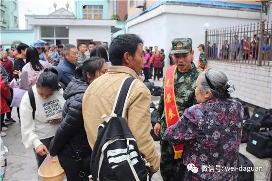 9月20日,我县48名优秀青年正式光荣入伍,县人武部为他们举行了欢送