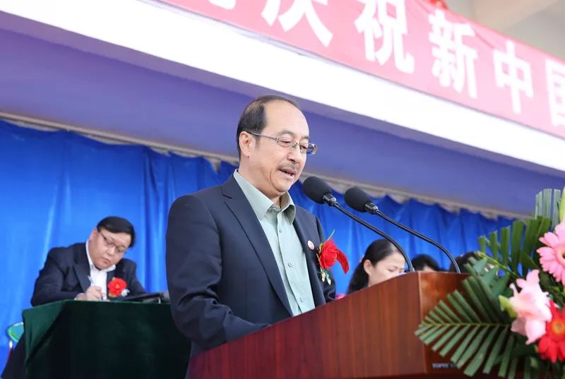 我校党委书记周兴中讲话 /给新生的九点建议1,每月读一本好书2,每月