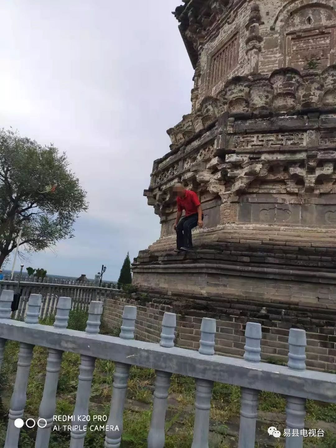 易县一名男子展示飞檐走壁,这样的行为违法!_荆轲塔