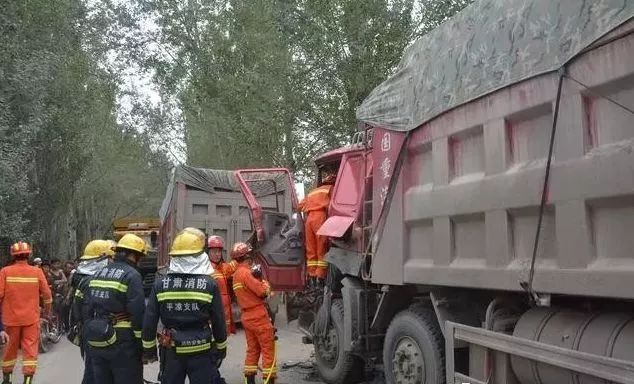 平凉突发车祸三车追尾一人被困