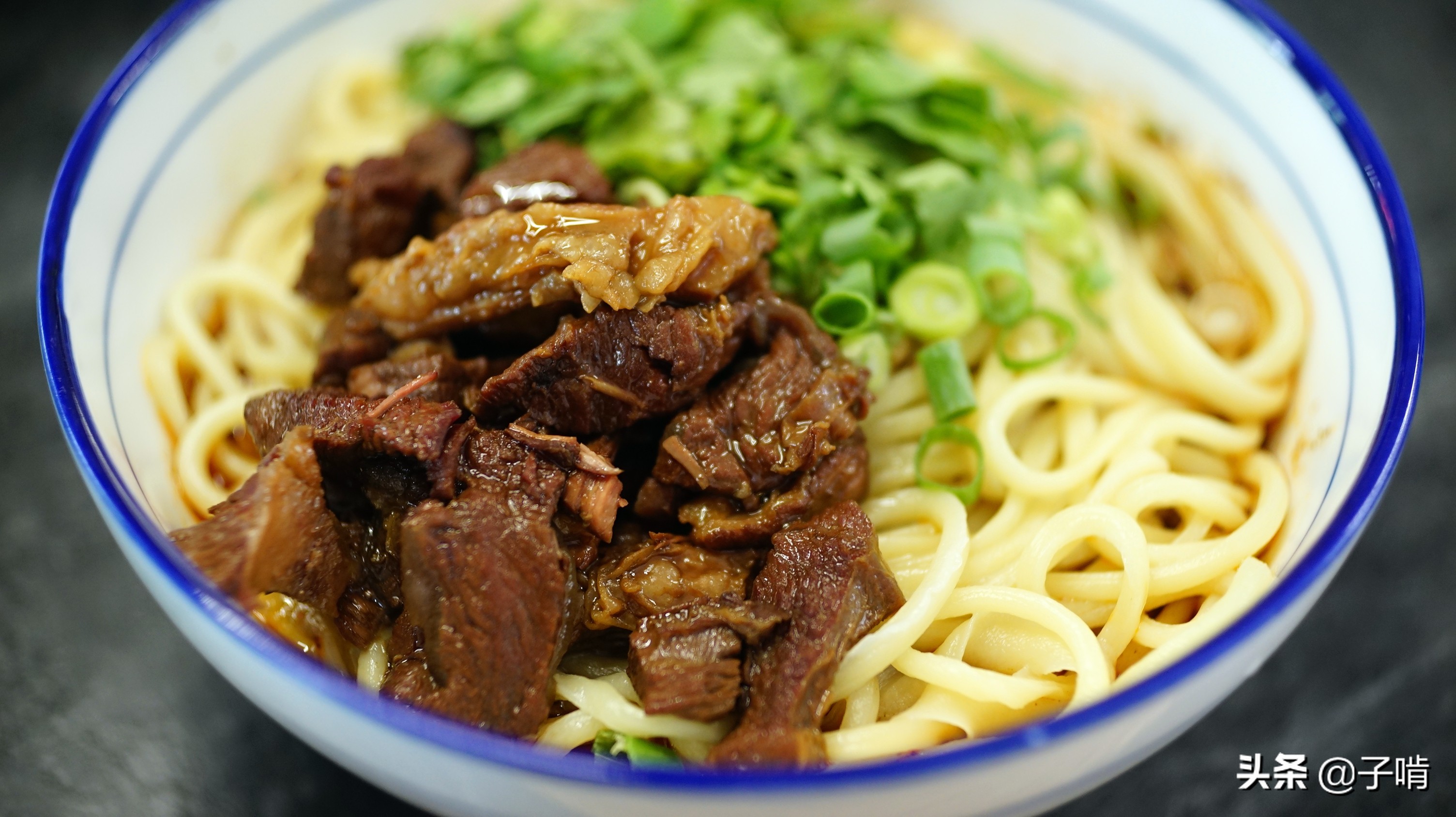 大块牛肉扯面18元,老板做生意很大方,不但牛肉给得多香菜也多放