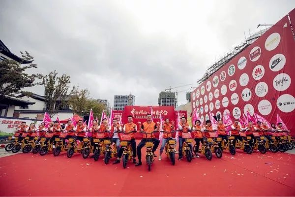 市民表示很震惊 在一声响亮的口号声中 天台祥生世纪广场全员游街启动