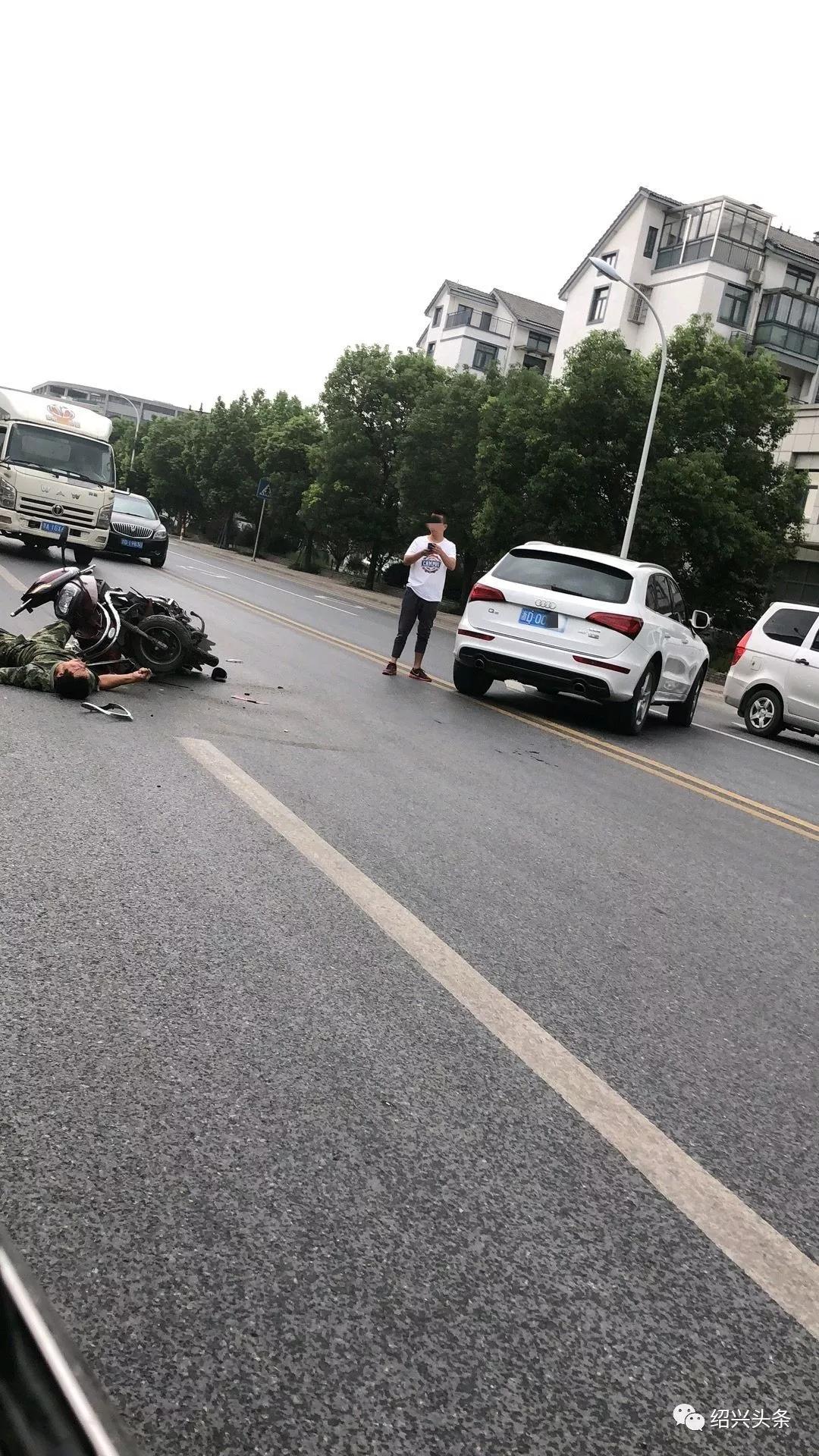 绍兴兰亭发生严重车祸一辆奥迪suv撞飞电瓶车男子已倒地不起太惨了