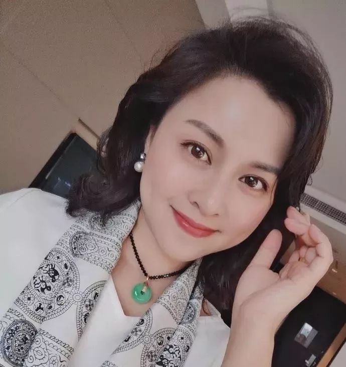 1998《还珠格格》大火后,那些配角都去哪了?_柳红