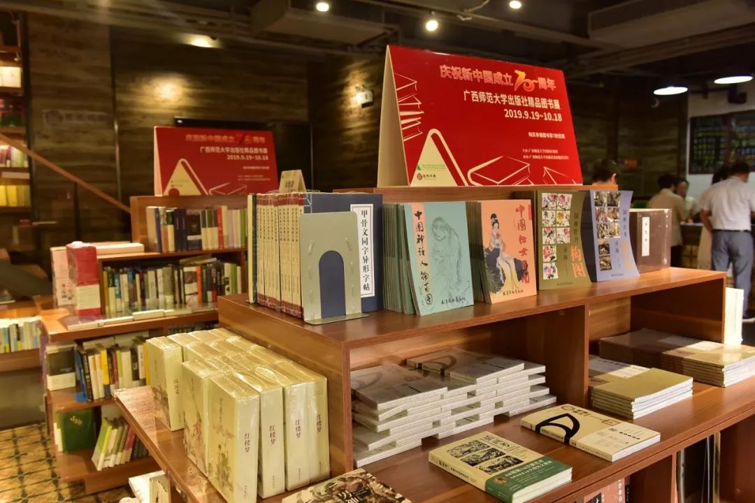 书展现场 秦念/摄书展现场 秦念/摄该精品书展展销时间为9月19日-10月