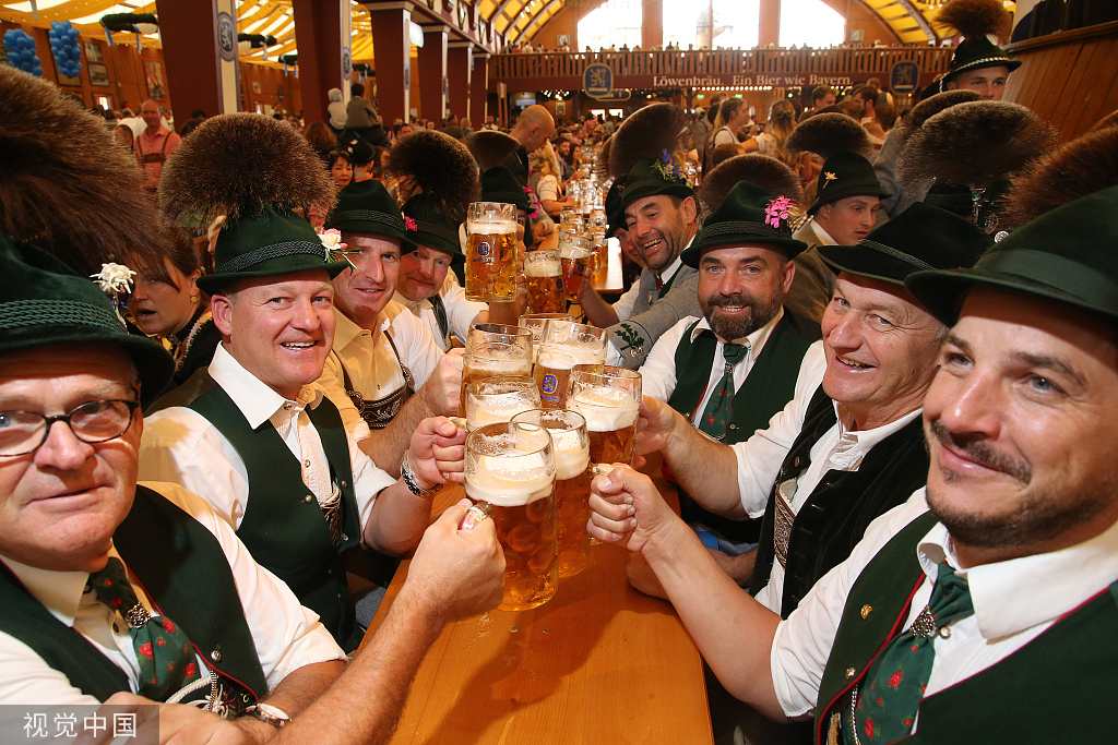 德国慕尼黑啤酒节盛大开幕 民众盛装出街