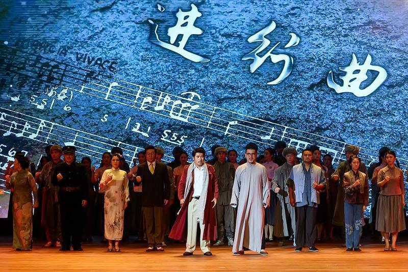 聂耳忿而与老师激辩,并邀小莉首唱激励青年共赴国难的《毕业歌》