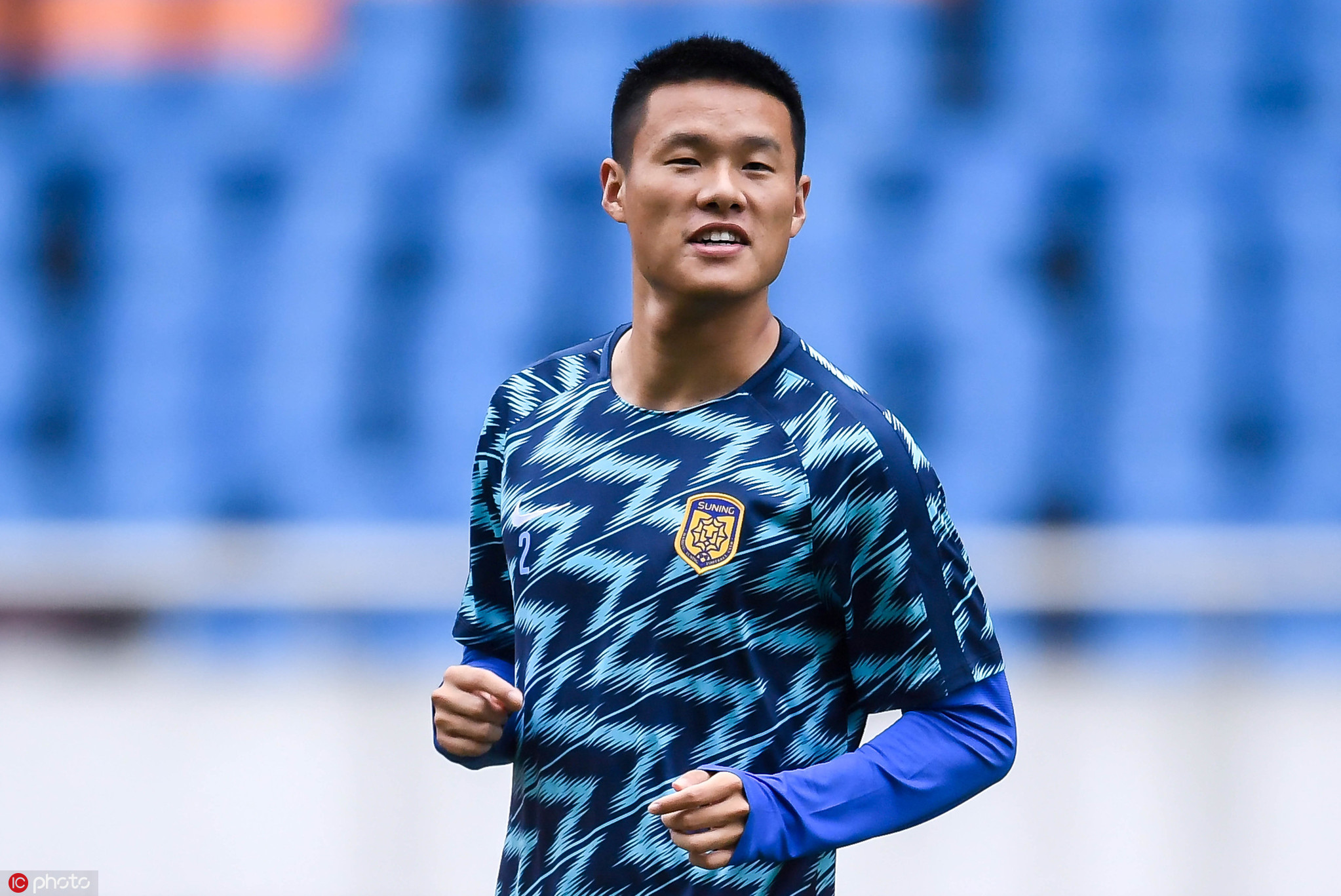 苏宁训练备战,何超与队友猜拳,李昂笑得合不拢嘴