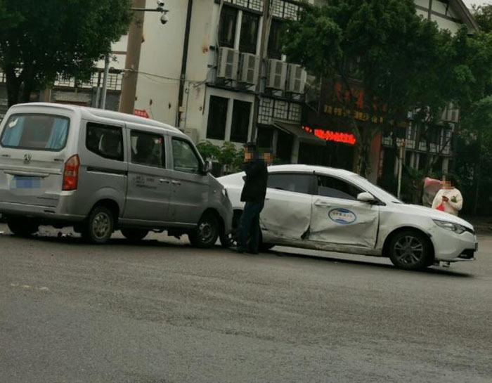 9月20日,重庆长寿,有网友爆料称,水墨林溪十字路口处发生一起交通事故