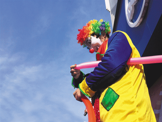 欢乐气球秀中国滑稽小丑团队表演图恒大许昌首届国际小丑节由央视明星