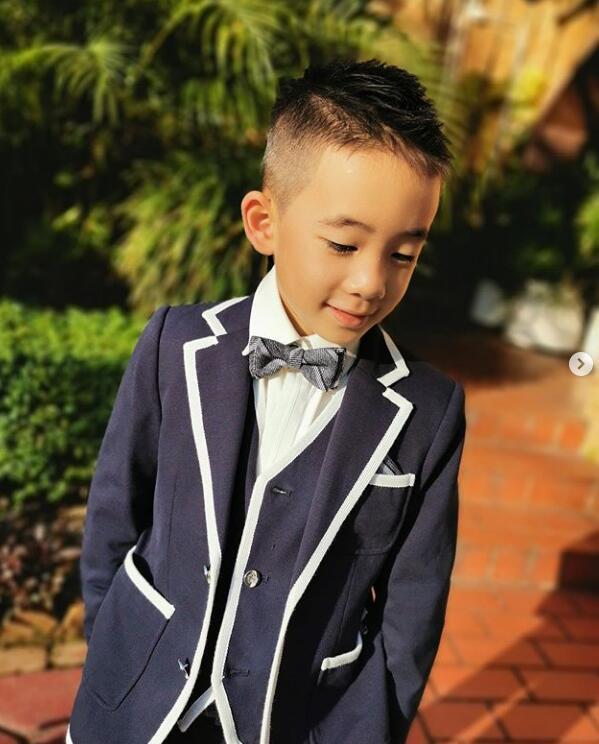 有网友表示看着小小春一天天长大,就越发觉他跟他老爸陈小春太像了