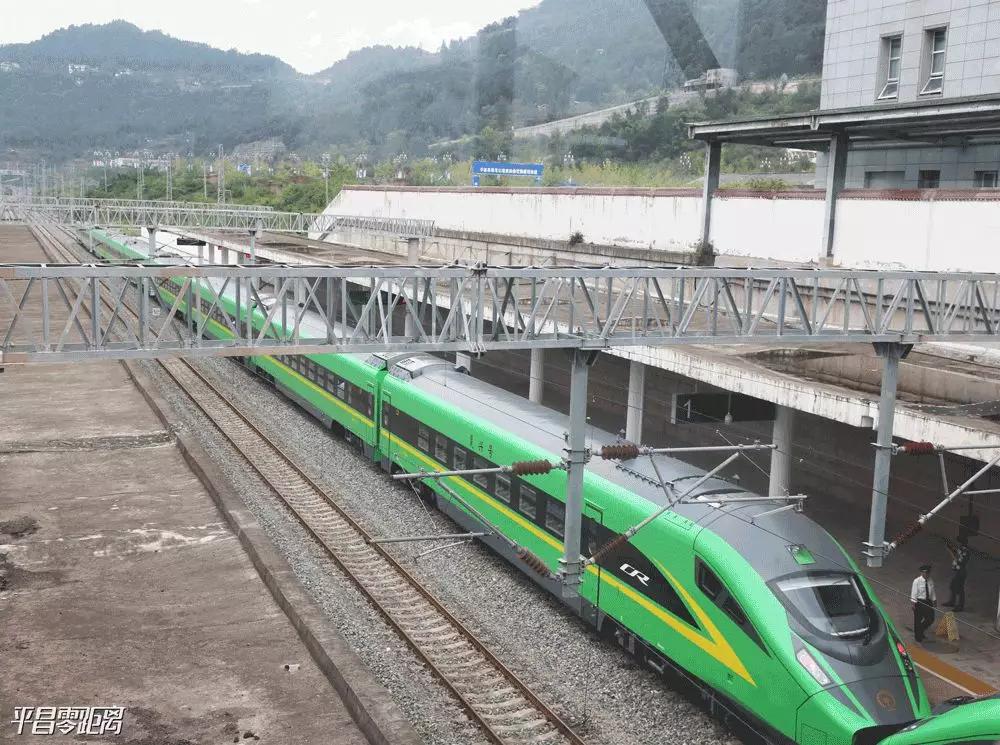 据悉,复兴号通车开通后,巴中至重庆将从现在的8个小时旅程,缩短至4个