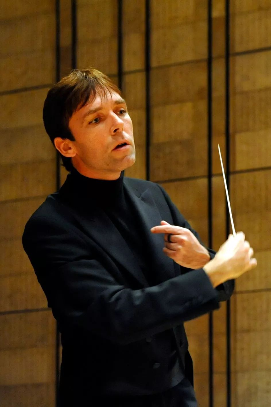 马里奥·柯西克毕业于布拉迪斯拉发音乐与戏剧学院,获得博士学位.