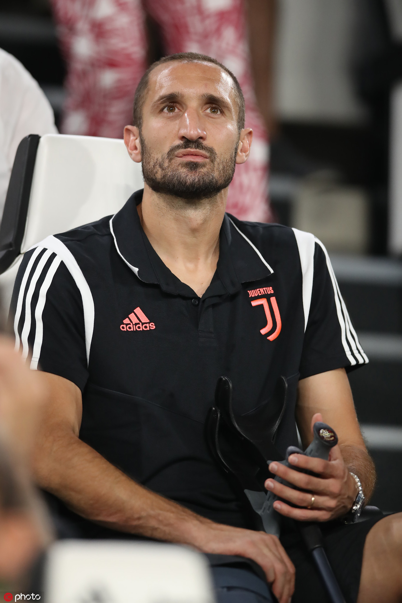 尤文图斯对阵维罗纳基耶利尼拄双拐到场观战