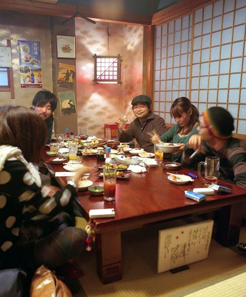 图为日本农村的一个小家庭在聚餐,场面温馨.