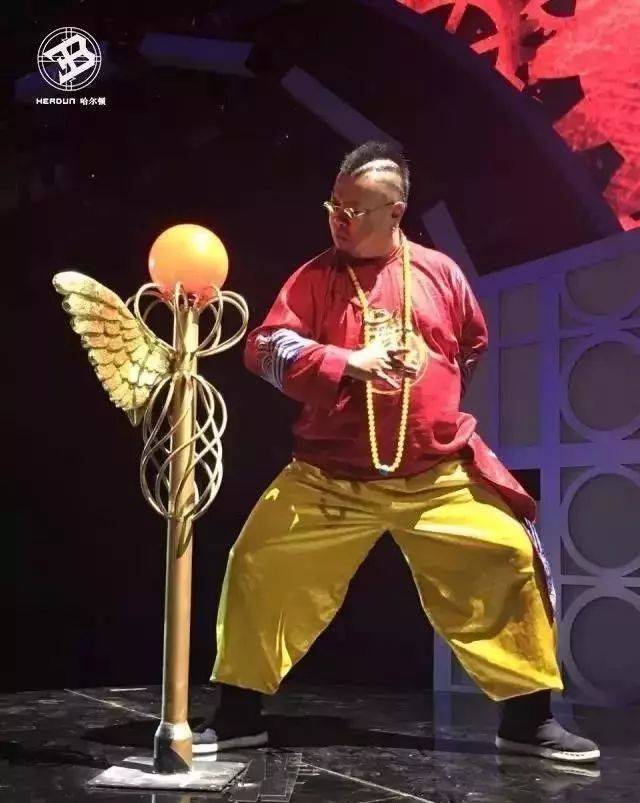 在《越跳越美丽》中,王迪身穿超级玛丽的服装,上演现场街舞版的《超级