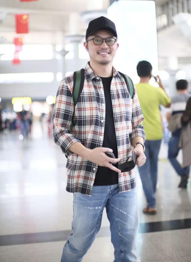 沙溢现身机场格纹衬衫加双肩包穿成理工男脸胖的差点没认出来