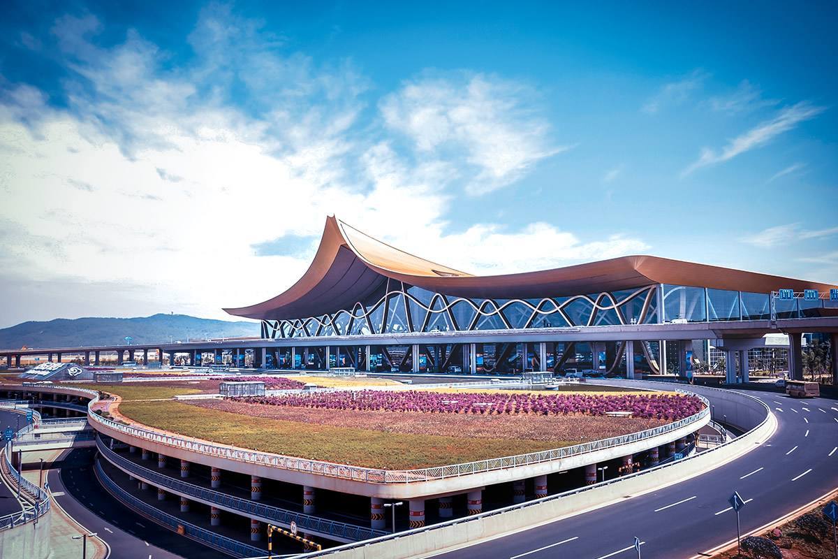 火车有昆明战和昆明北站,长途汽车有东部汽车客运站,西部汽车客运站