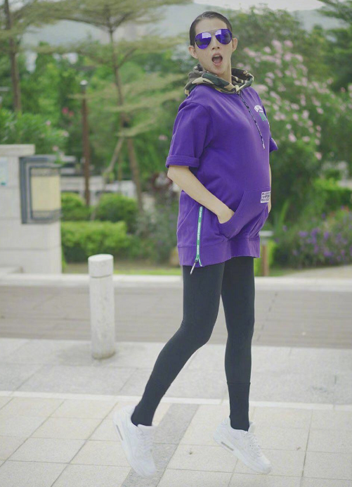 蔡少芬体态轻盈,挺大肚做高难度瑜伽动作,被称身材最好孕妈