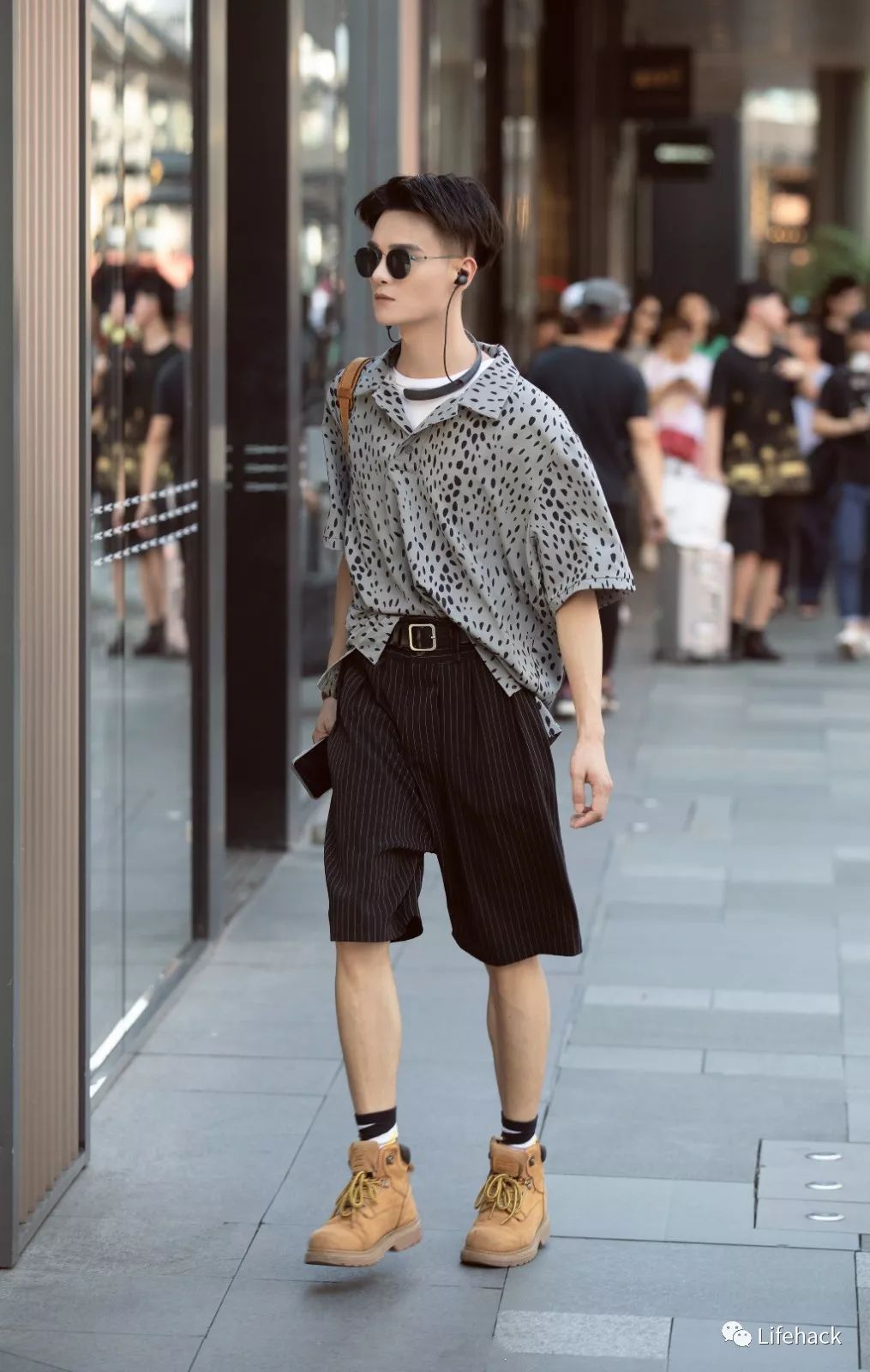 调教下现在的穿搭风格也比以前时髦多了▼图片主要来自微博@小杰街拍