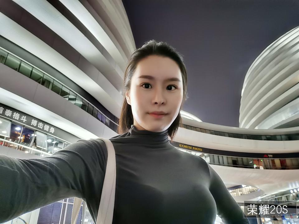 小姐姐教你网红地自拍打卡的正确方式荣耀20s定格最美时刻