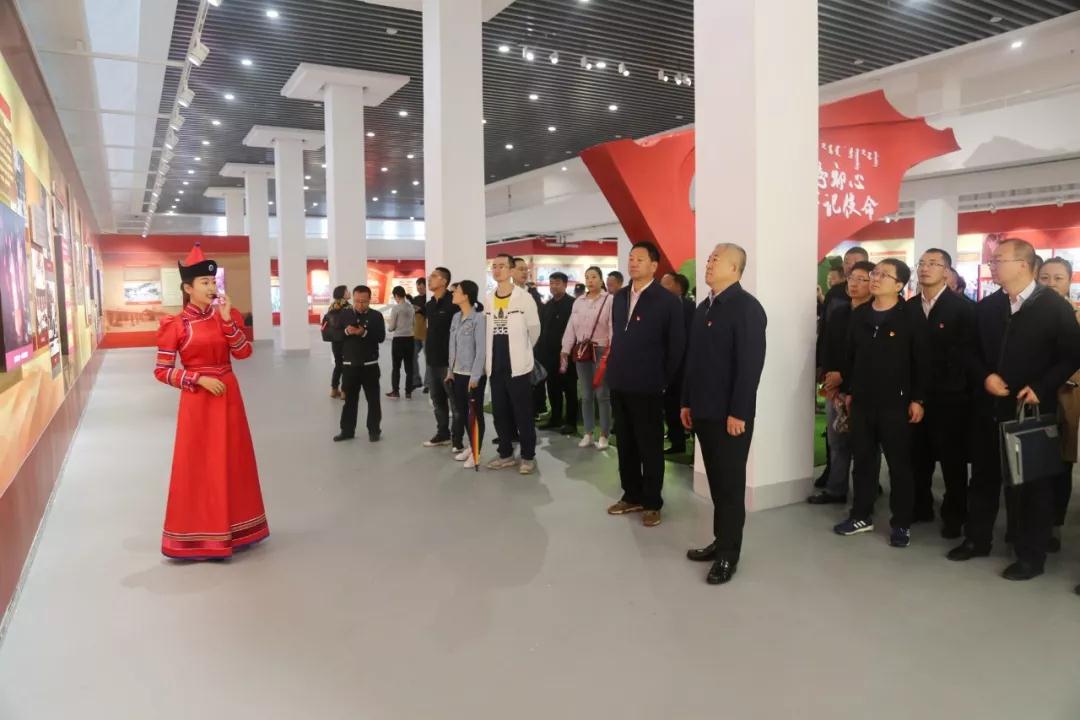 赛罕区组织党员干部参观不忘初心牢记使命主题教育展览