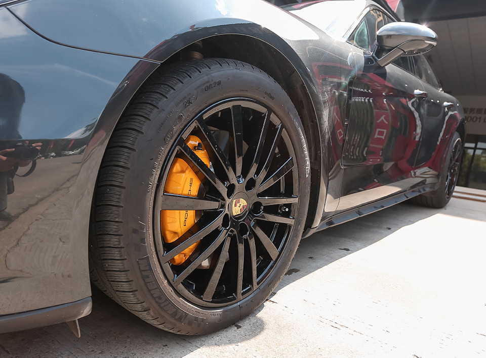 新款哑灰panamera卡钳喷漆轮毂喷漆