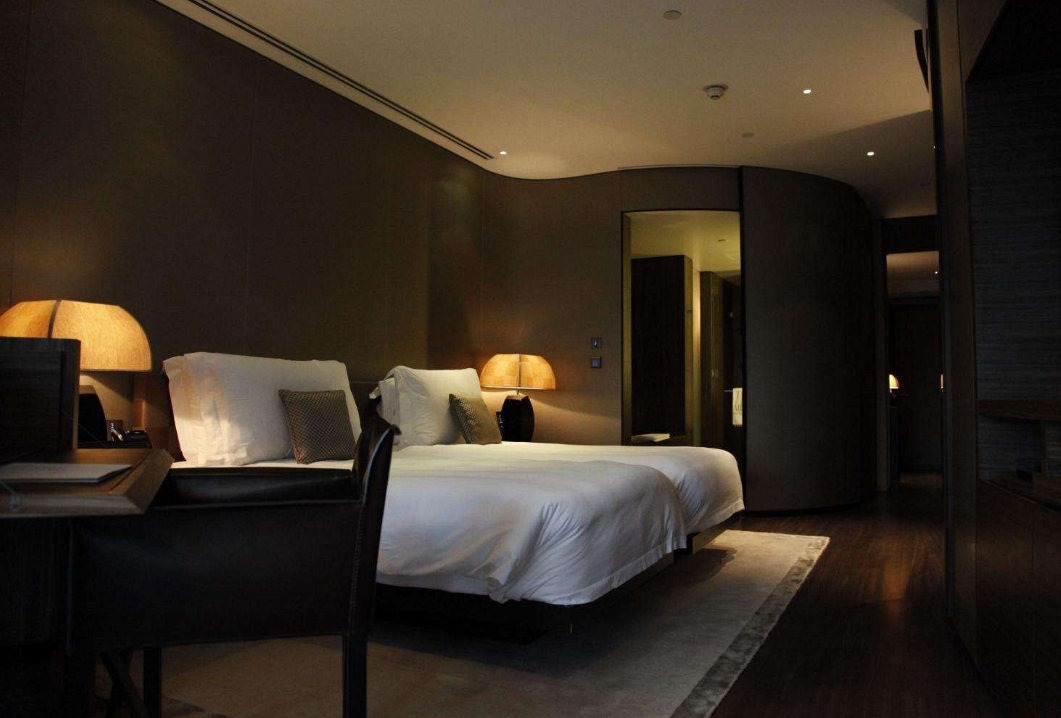 原创在酒店过夜时,为何厕所灯最好不要关?长期外宿美女说出原因!