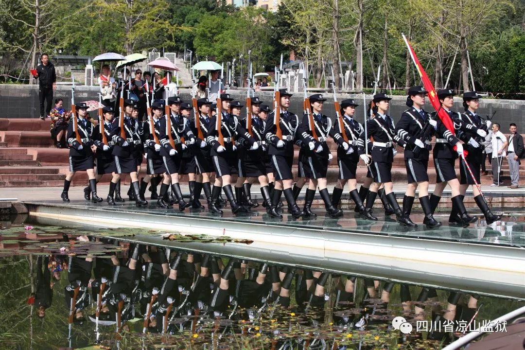 踢警察图片