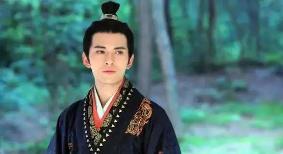 《夏家三千金》中痴心唐嫣的严立恒像《爱情睡醒了》中爱慕戚薇的季如