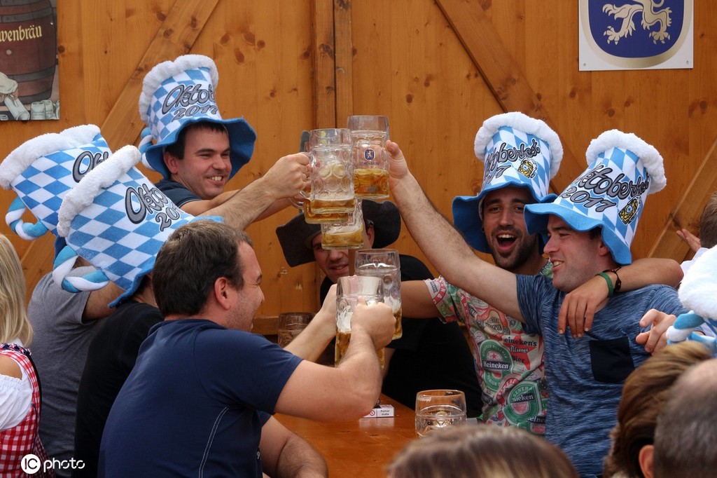 德国慕尼黑啤酒节盛大开幕 民众盛装出街