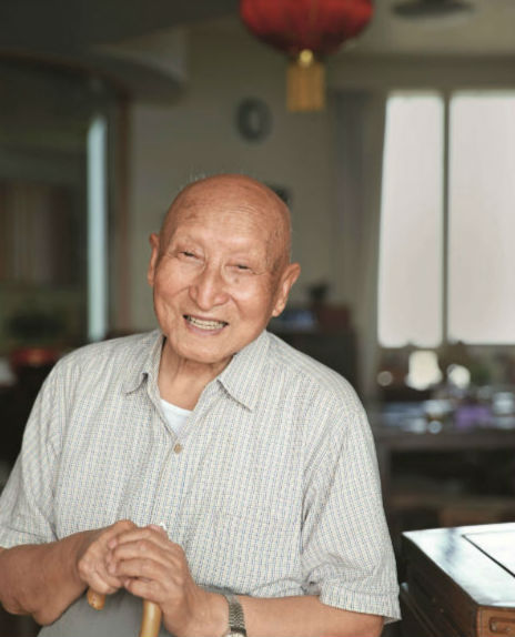 虽然他说自己的记性不如从前,但唱起抗战时期的歌《梅娘曲》来,还是