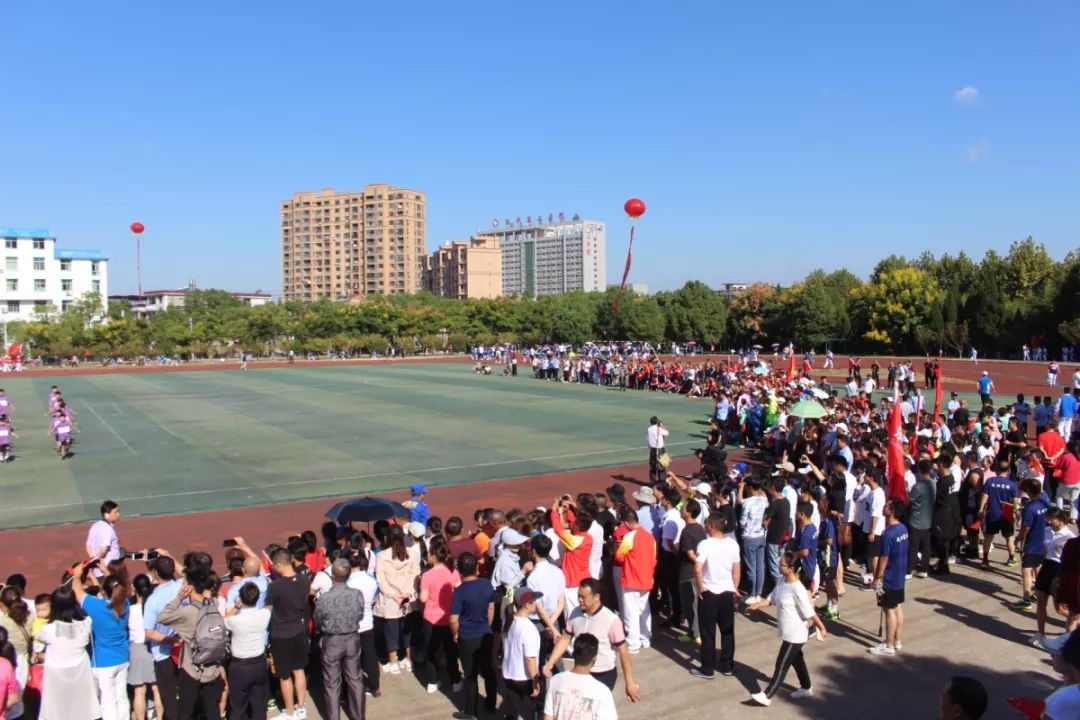 昨天早上800乐平三中田径场全是人堪称乐平一大体育盛会第一现场