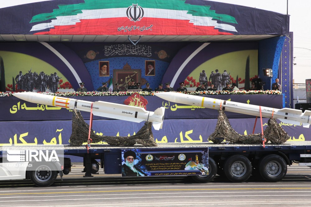 伊朗举行盛大阅兵式大量新型装备罕见亮相