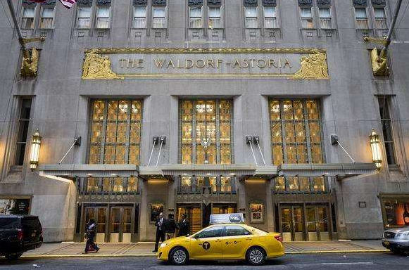 1亿美元的巨资买下了有"世界旅馆皇帝"美称的斯塔特勒旅馆系列,这是一