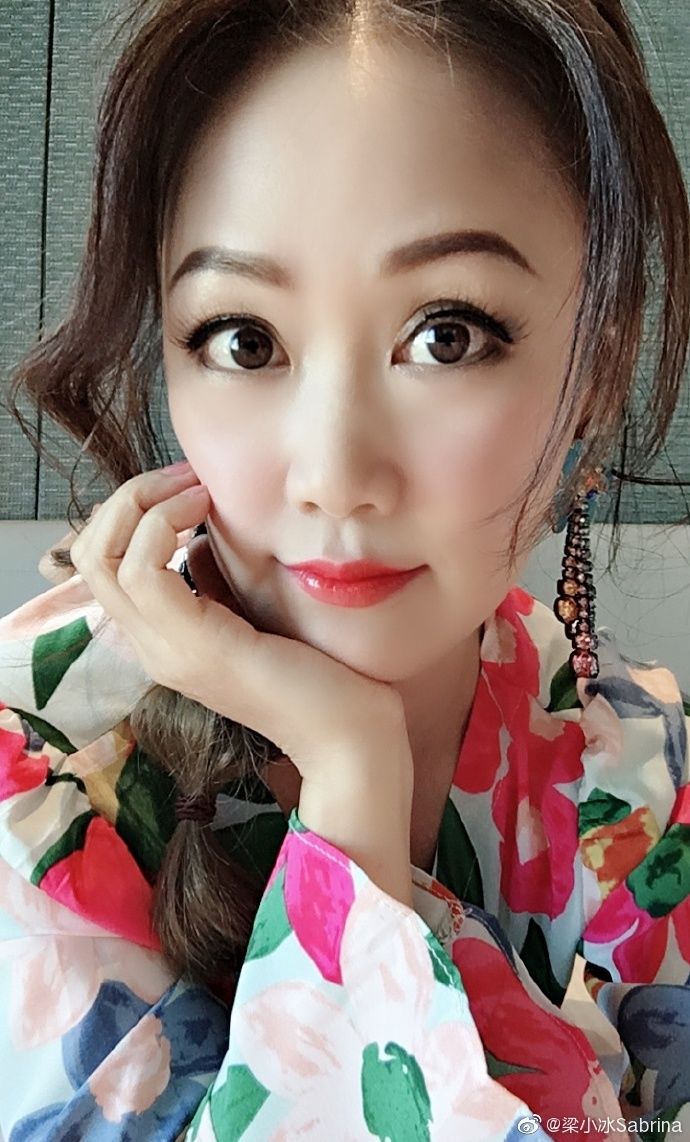 梁小冰高调晒美照,深v领裙 粉西装"果冻唇"吸睛,49岁嫩回20