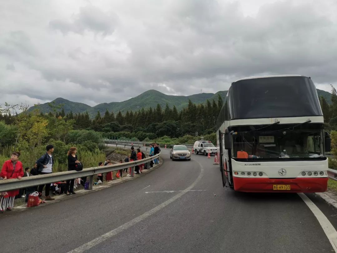 9月22日,徐师傅驾驶着大巴车载着一车游客从宁波开往象山游玩,车上共